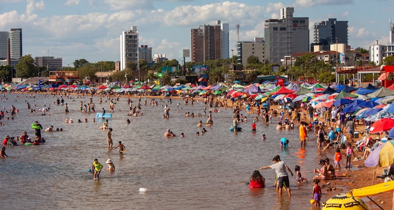 Miles de turistas eligen aplacar el calor del verano en la Playa San José de Encarnación