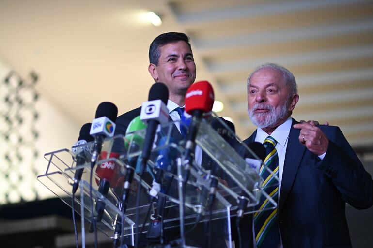 El presidente de Brasil, Luiz Inácio Lula da Silva (d), saluda junto al presidente de Paraguay, Santiago Peña.