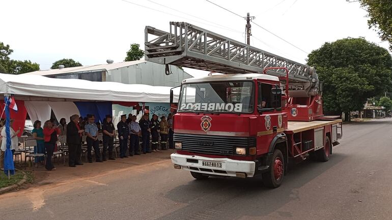 Entre los carros pasaron aquellos que tenía escalera de rescate.