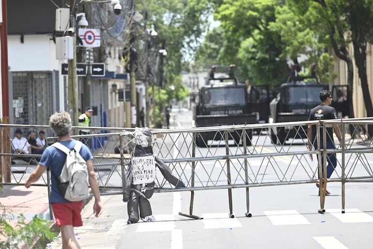 Tanques de la Agrupación Especializada cierran las calles en cercanías del Congreso para evitar que los manifestantes lleguen a la zona.