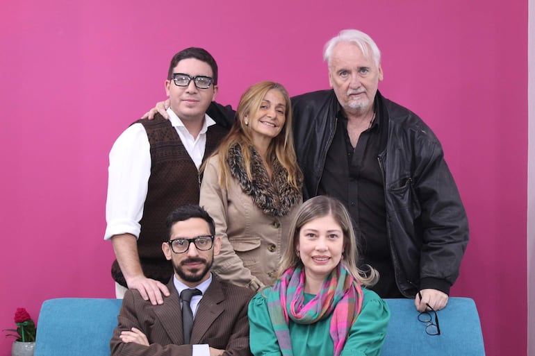 Los actores de "Terapia, el ejercicio fantástico" junto al director Juan Bürgin y la asistente de dirección Cinthia Montaner.