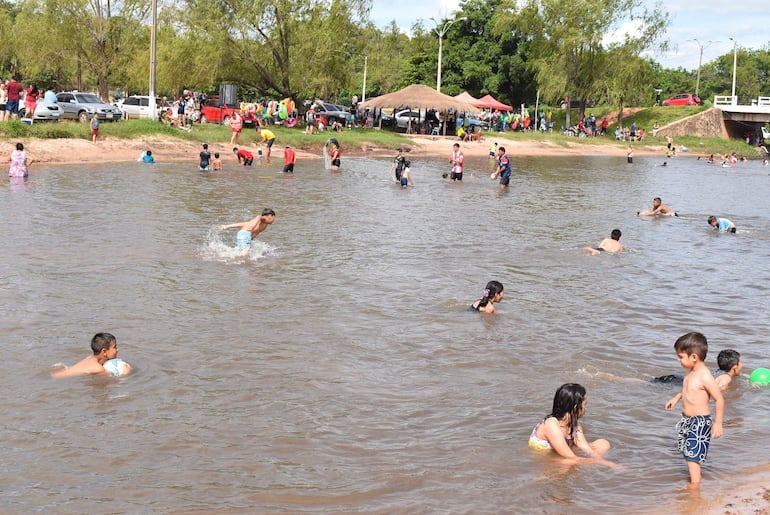 Pese a las temperaturas más agradables, una buena cantidad de bañistas disfrutando del cauce hídrico, mientras otros permanecen en las orillas del arroyo para compartir en grupo de amigos.