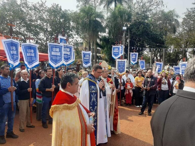 Monseñor Pedro Collar dirige su mensaje a los asistentes en la celebración central.