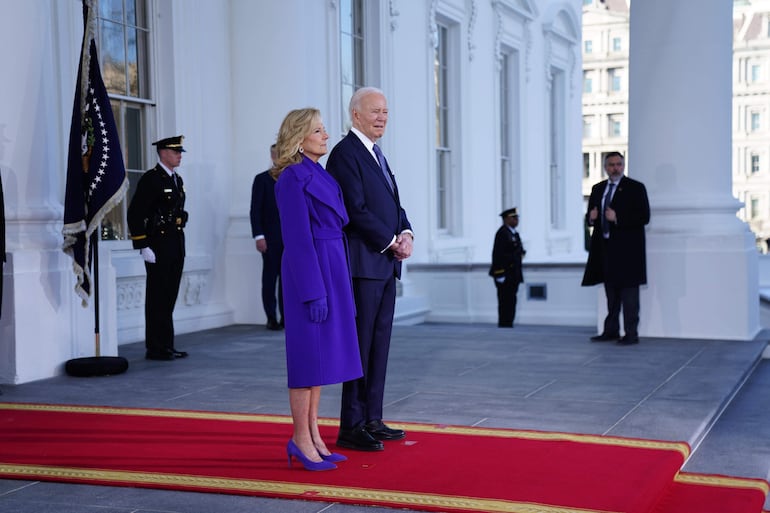 El presidente de Estados Unidos, Joe Biden (centro), y la primera dama, la doctora Jill Biden, se preparan para saludar al presidente electo Donald Trump en la Casa Blanca durante la ceremonia de investidura del presidente estadounidense Donald Trump en Washington, DC, EE.UU., el 20 de enero de 2025.