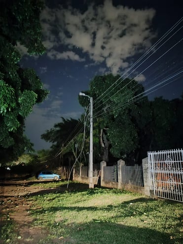 Cerca de 30 familias sin energía eléctrica en Loma Pyta por caída de árbol.