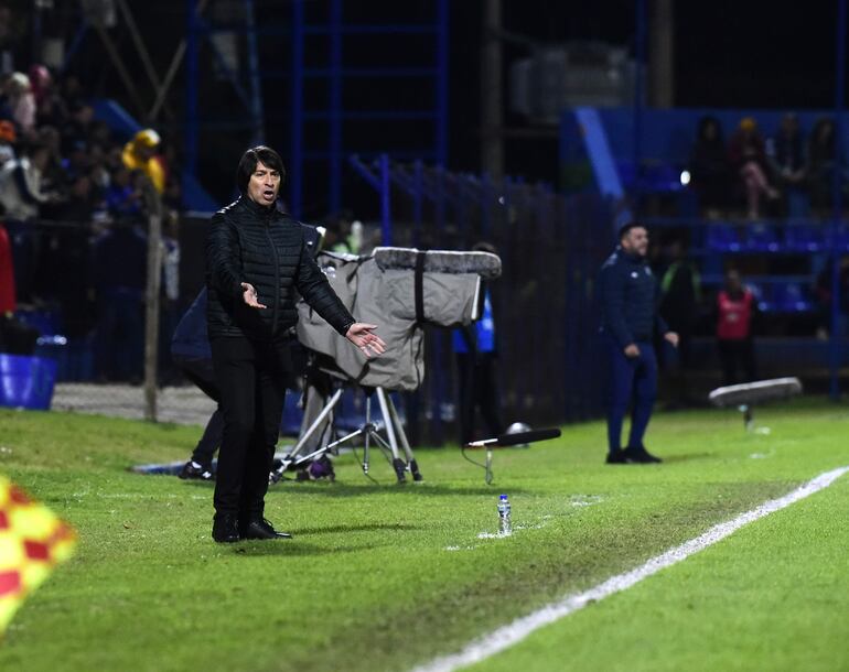 El entrenador de Libertad, Daniel Garnero, grita a sus jugadores durante el trámite del encuentro.