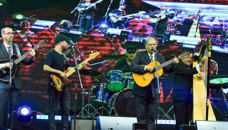 Juancito Báez y Los Guayakíes actuaron en el festival en honor a  Ciudad del Este y a San Blas el 29 de enero.