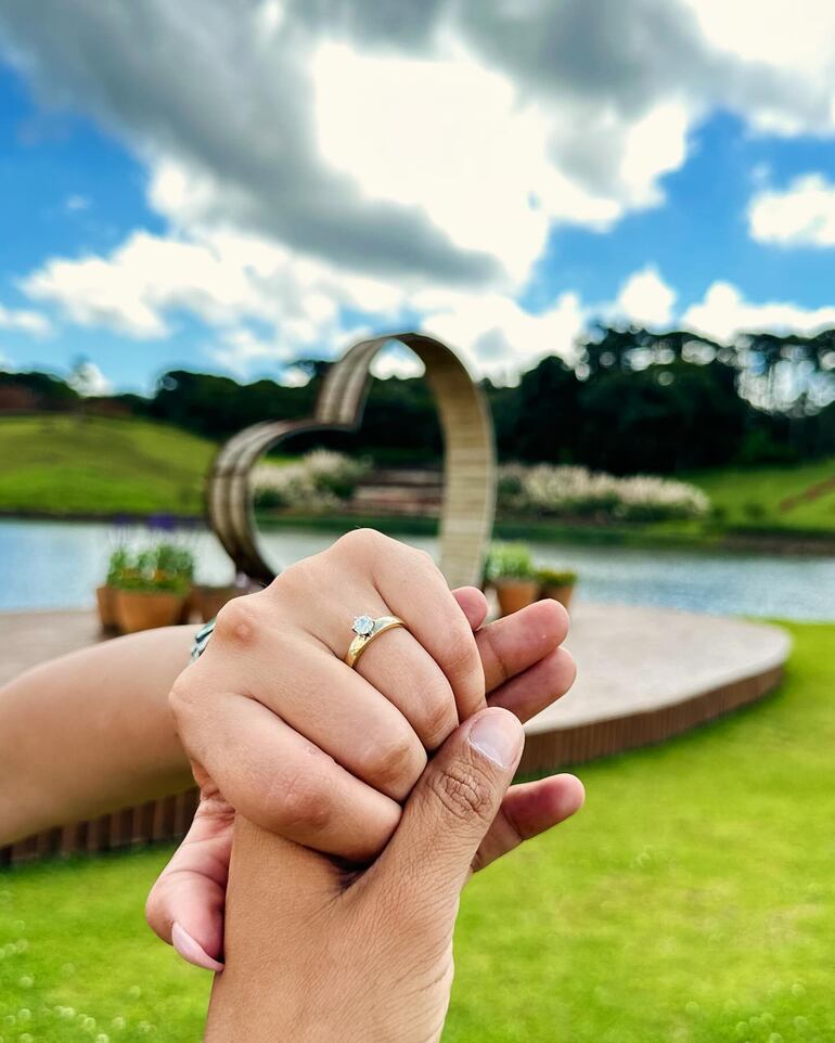 Mariano López y Ruth Barrios mostraron orgullosos que ya están comprometidos. (Instagram/Mariano López)