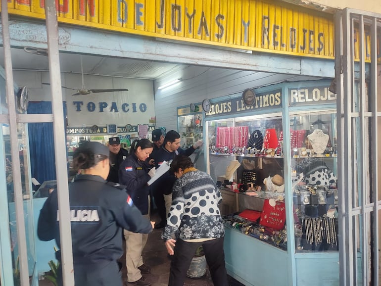 Una joyería ubicada sobre la avenida Silvio Pettirossi fue asaltada esta mañana, en pleno centro del Mercado 4