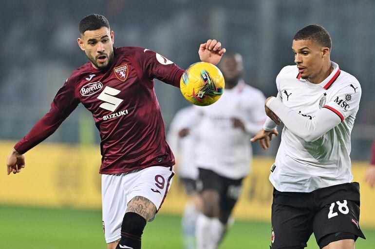 Turin (Italy), 22/02/2025.- Torino's Antonio Sanabria and Milan's Malick Thiaw (R) in action during the Italian Serie A soccer match between Torino FC and AC Milan, in Turin, Italy, 22 February 2025. (Italia) EFE/EPA/ALESSANDRO DI MARCO
