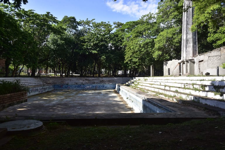 Vista de la emblemática piscina del Parque Caballero en estado de abandono.