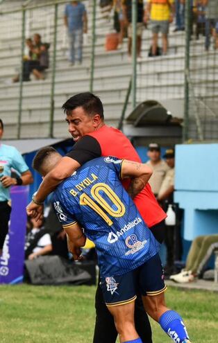 Momento de la agresión de César Farías, entrenador del Aucas, al futbolista Oyola, del club Delfín.