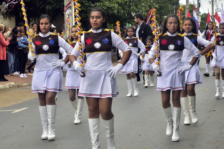 Las chiroleras lucieron elegantes con sus uniformes impecables y movimientos coordinados.