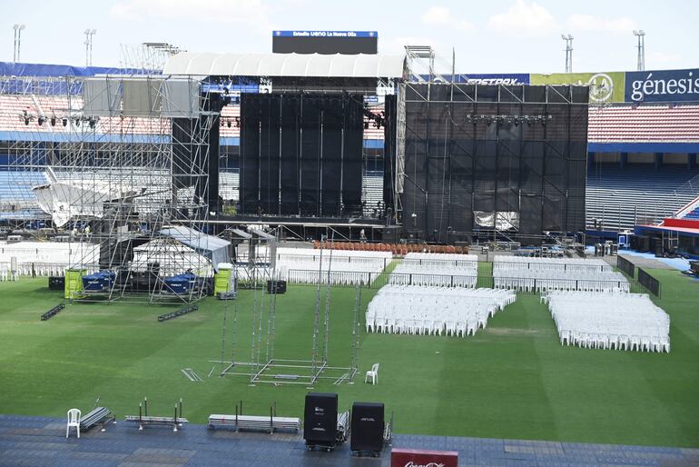 Vista del gran escenario que recibirá esta noche a Luis Miguel. Los trabajos de montaje en el Estadio La Nueva Olla son intensos.