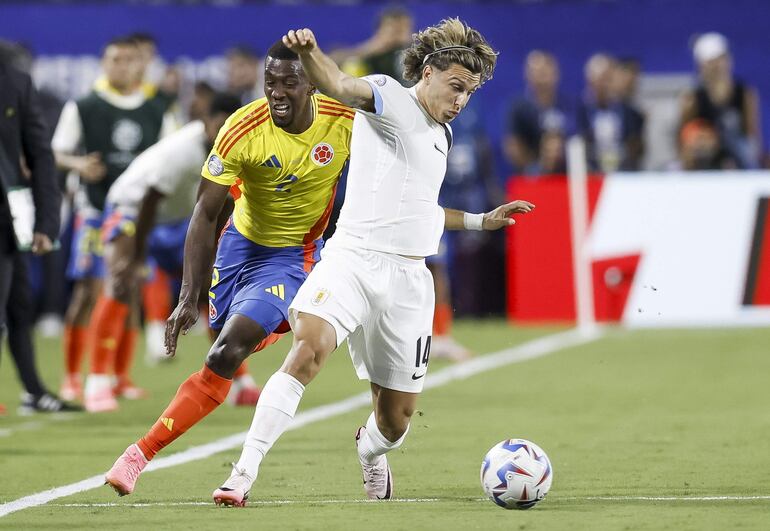 Agustín Canobbio, jugador de Uruguay, pelea por el balón en el partido frente a Colombia por las semifinales de la Copa América 2024 en Charlotte, Carolina de Norte, Estados Unidos. 