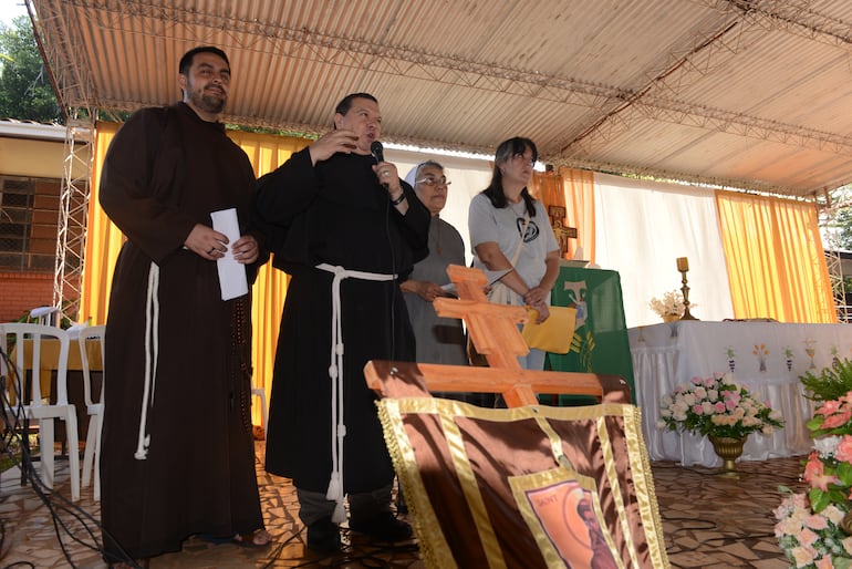 Fray Federico Gayoso (con micrófono), presidente de la FFP, dando la bienvenida a los fieles. 