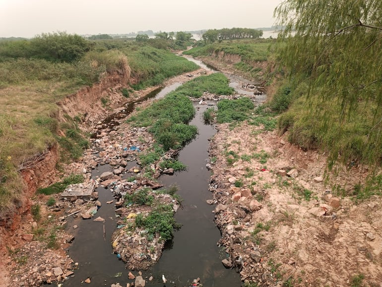 La sequía extrema que azota al país y se refleja con la bajante del río también desnuda la contaminación de los causes hídricos. En la imagen, el arrroyo Mburicaó.