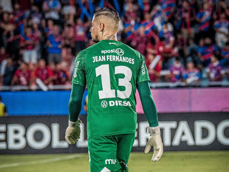 El brasileño Jean Fernandes, jugador de Cerro Porteño, durante el partido frente a Alianza Lima por la Copa Libertadores 2024 en el estadio La Nueva Olla, en Asunción, Paraguay.