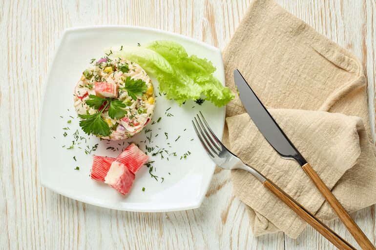 Ensalada de arroz, verduras y kanikama.