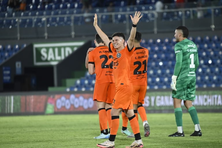 Carlos Espínola, jugador de Olimpia, celebra el triunfo en un partido frente a Libertad por la décimo sexta fecha del torneo Clausura 2024 del fútbol paraguayo en el estadio Defensores del Chaco, en Asunción.