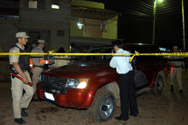 Intervención policial, tras el secuestro de Cecilia Cubas. Un forense registra en fotografías el estado de la camioneta de la mujer.