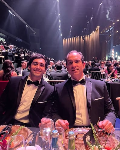 Diego Domínguez Bejarano junto a su padre en la ceremonia de premiación de la FIA.