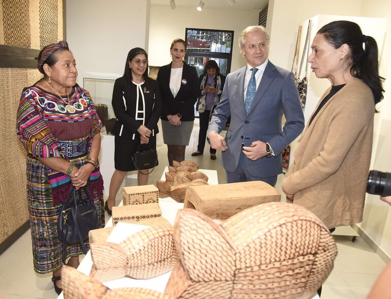 La activista Rigoberta Menchú, observa artesanía indígena local en un evento este lunes.