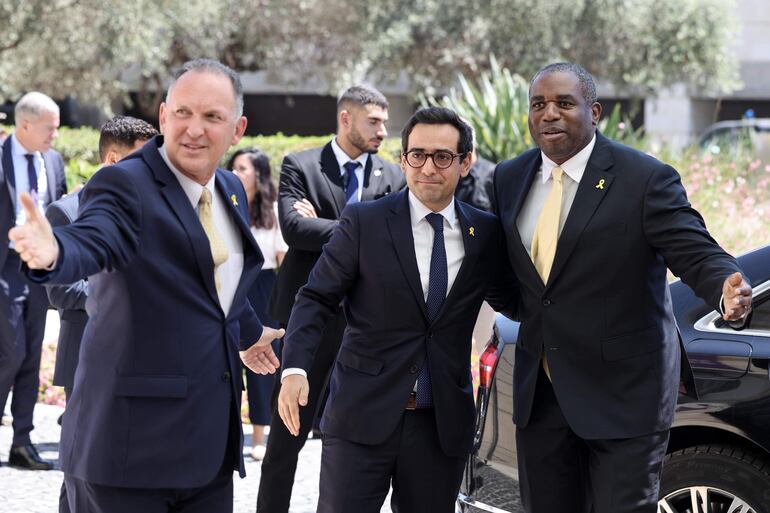 Los secretarios de Exteriores del Reino Unido, David Lammy (d) y de Francia, Stephane Sejourne (C) son recibidos en Jerusalén. Mientras representaciones de otras potencias negocian en Doha, un alto el fuego en Gaza. Las negociaciones diplomáticas se intensifican para alcanzar una tregua.