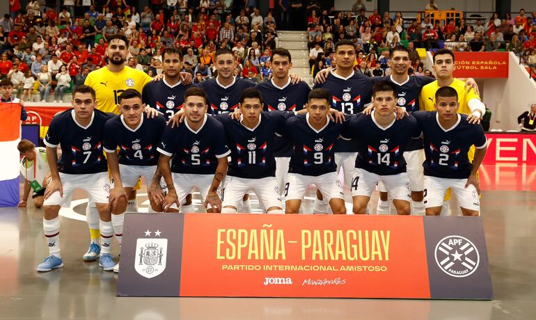 Los jugadores de la selección paraguaya de Futsal FIFA en la foto previa al partido amistoso contra España en el Manzanares Arena, en Manzanares, España.