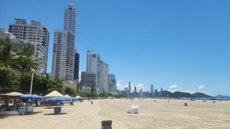 Playa del Balneario Camboriú, en Santa Catarina, Brasil.