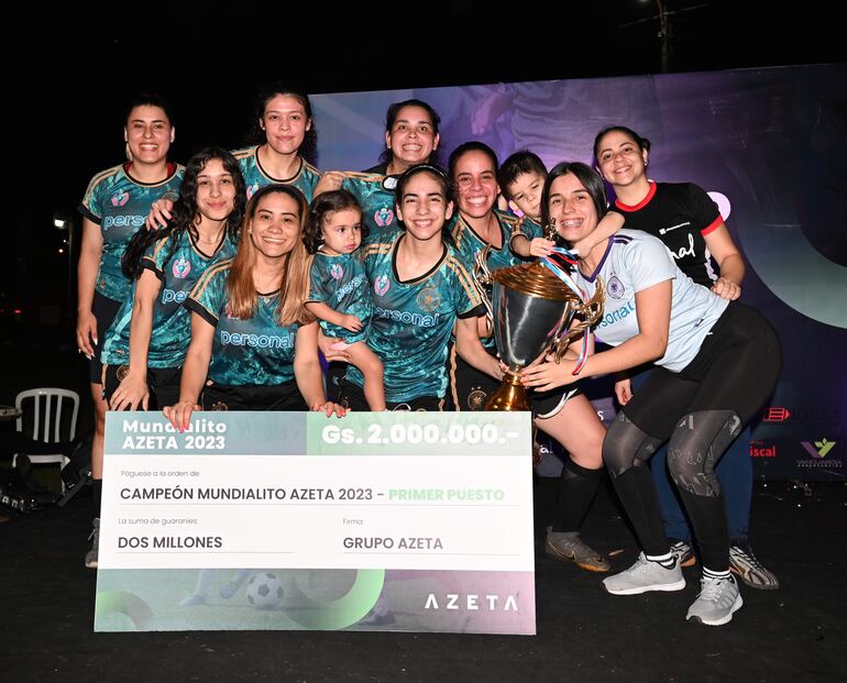 Team Ficc de la empresa Núcleo S.A. campeonas de la categoría fútbol femenino juvenil.