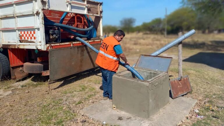 Siguen envíos “paliativos” de agua a comunidades indígenas del Chaco.