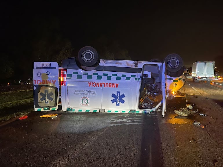 La ambulancia y parte de la motocicleta tras el accidente fatal.