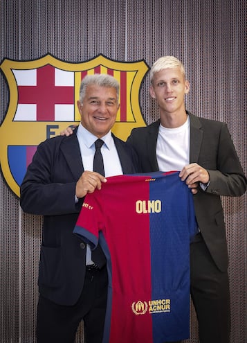 El centrocampista Dani Olmo (Terrassa, Barcelona, 1998), acompañado por el presidente del FC Barcelona, Joan Laporta, se ha convertido en nuevo jugador del club azulgrana tras firmar un contrato para las próximas seis temporadas, segun anunció hoy el club.