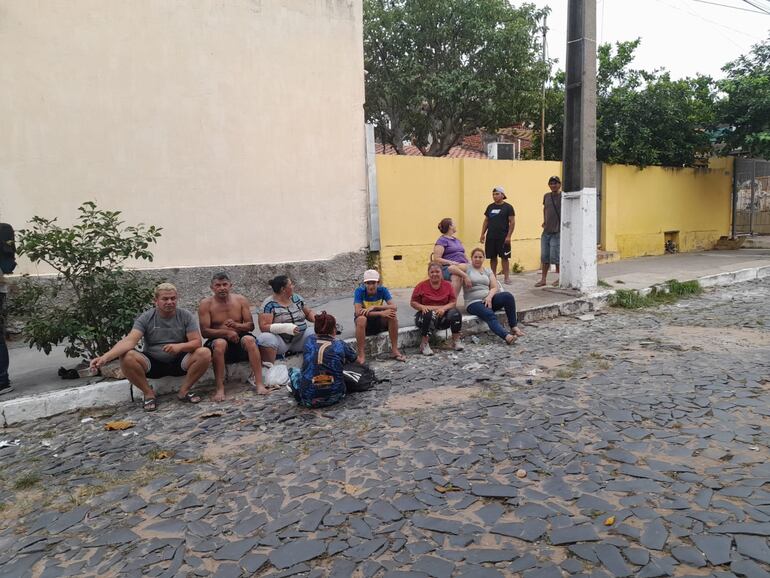 Así se encuentra el barrio Tacumbú esta mañana, con mucha seguridad y familiares en vigilia, esperando noticias sobre los reclusos.