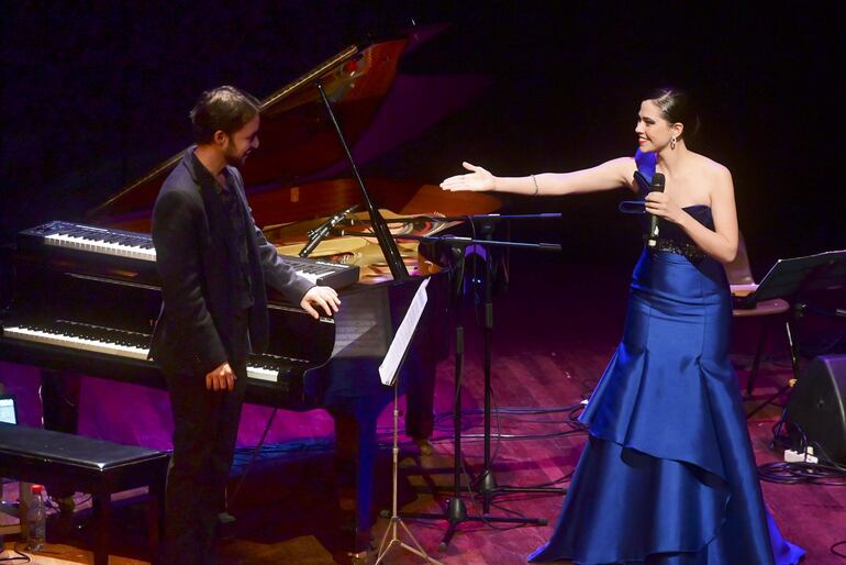 Giovanni Primerano y Daisy Lombardo reciben los aplausos del público tras su emotiva presentación.