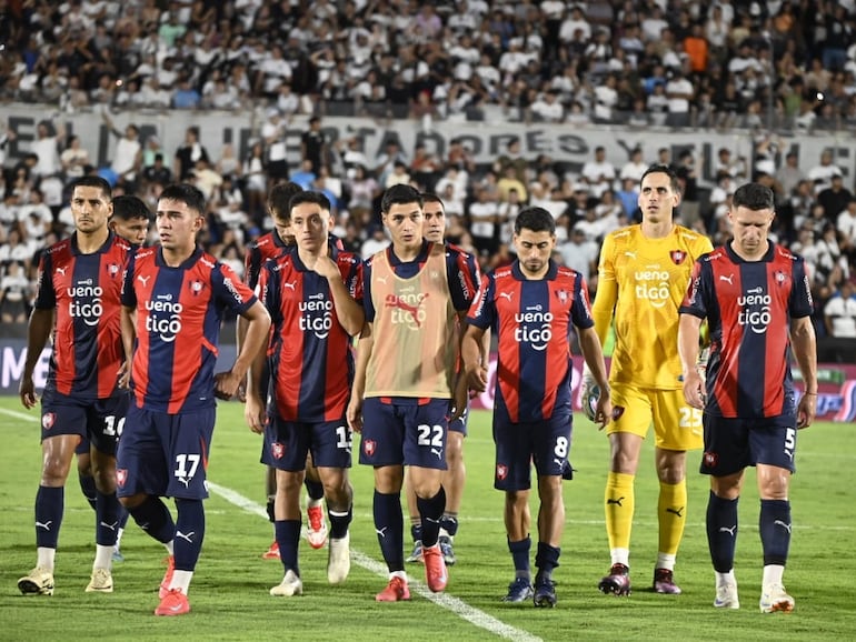 Los jugadores de Cerro Porteño dejan el campo de juego al finalizar el superclásico con Olimpia por la sexta fecha del torneo Apertura 2025 del fútbol paraguayo en el estadio Defensores del Chaco, en Asunción, Paraguay.