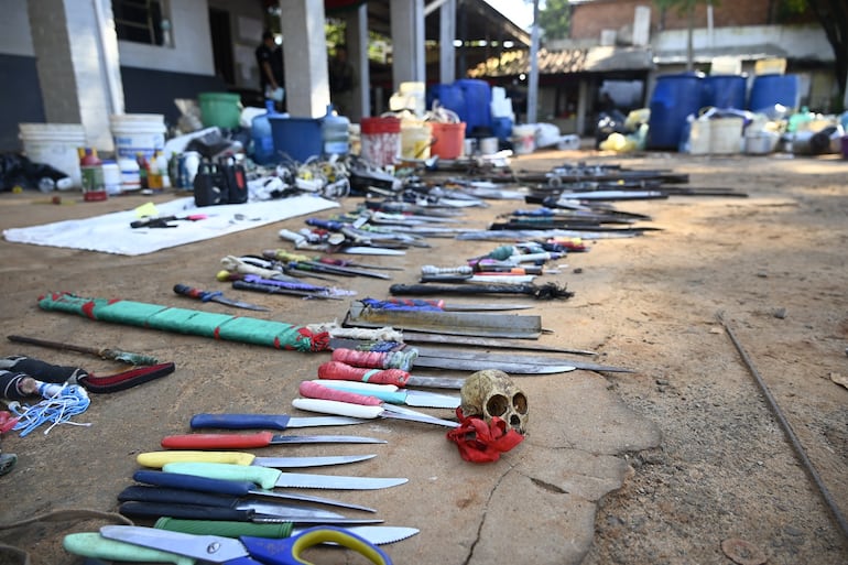 Armas blancas decomisadas durante el cateo de este miércoles en el Penal de Ciudad del Este. 