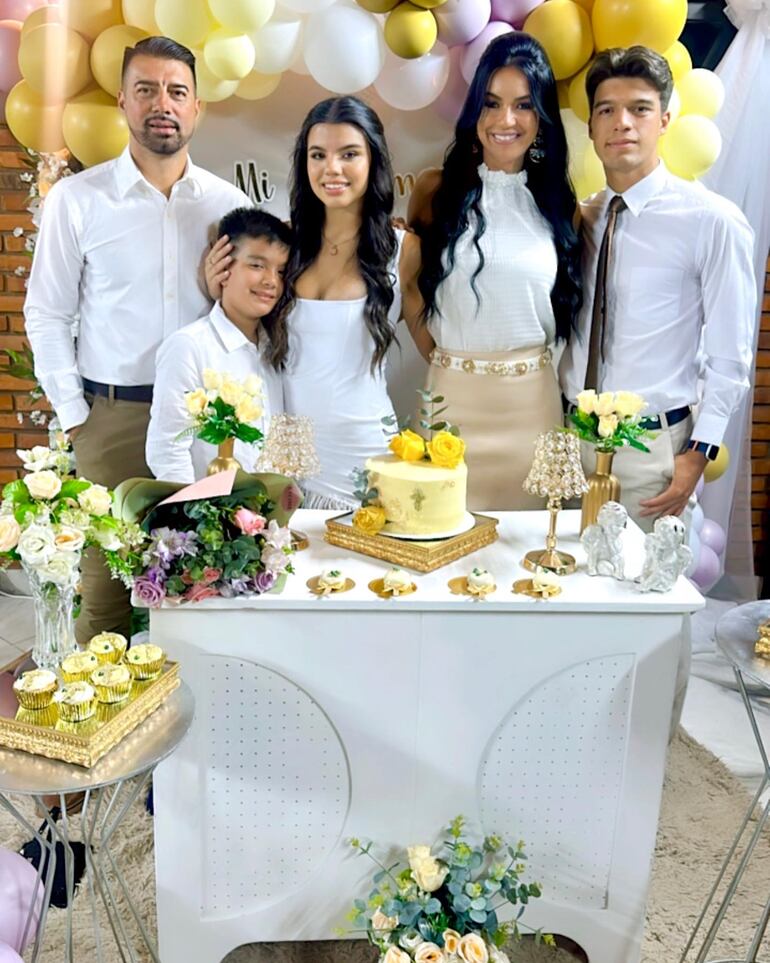 ¡Hermosa familia! Gloria Vera y Julio Cáceres con sus hijos Kevin, Carmen y Thiago. (Instagram/Gloria Vera)