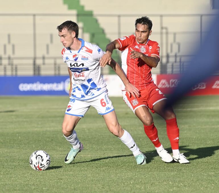 Juan Alfaro se lleva el balón para generar una nueva llegada para Nacional ante General Caballero