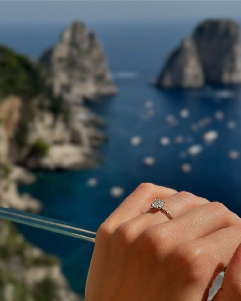 Natasha Soley mostrando el anillo de compromiso que le entregó su amado Jesús Medina. (Instagram/Natasha Soley)