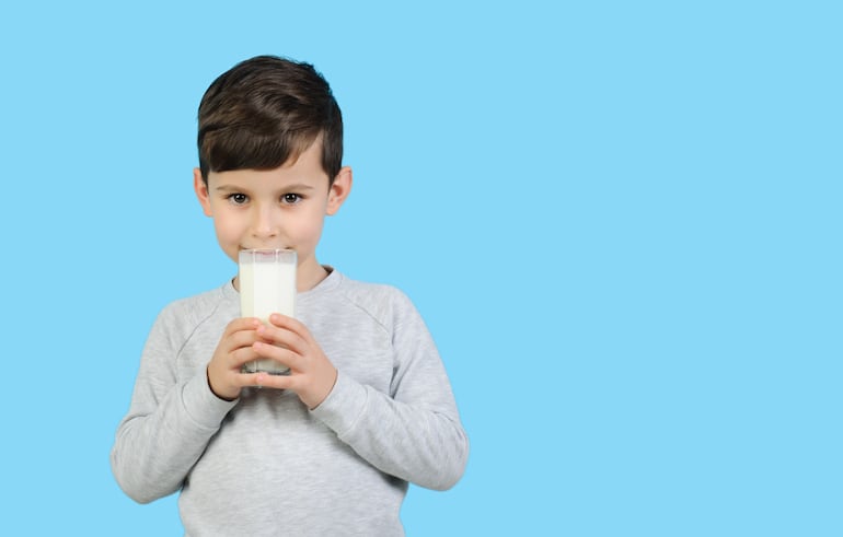 Un adecuado consumo de leche durante la infancia, y a lo largo de la vida, ayuda a mantener los huesos fuertes y prevenir la osteoporosis en la edad adulta.