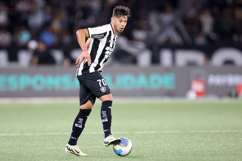 Óscar Romero en acción con el balón en el último partido del Botafogo ante Vitoria. (Foto gentileza de Botafogo).