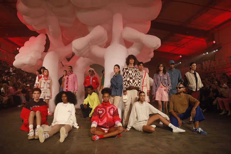 Modelos presentan creaciones de la marca Agybo en el desfile 'The cosmic árbol' este miércoles, durante la edición 35 de la feria Colombiamoda, en Medellín (Colombia). Los cantantes colombianos Juanes y Fonseca disfrutaron en primera fila de la presentación en la pasarela de Colombiamoda de 'The Cosmic Árbol', la nueva colección de su marca Agybo, inspirada en la fuerza que conecta el ciclo de la vida desde la raíz, el fruto y las hojas.