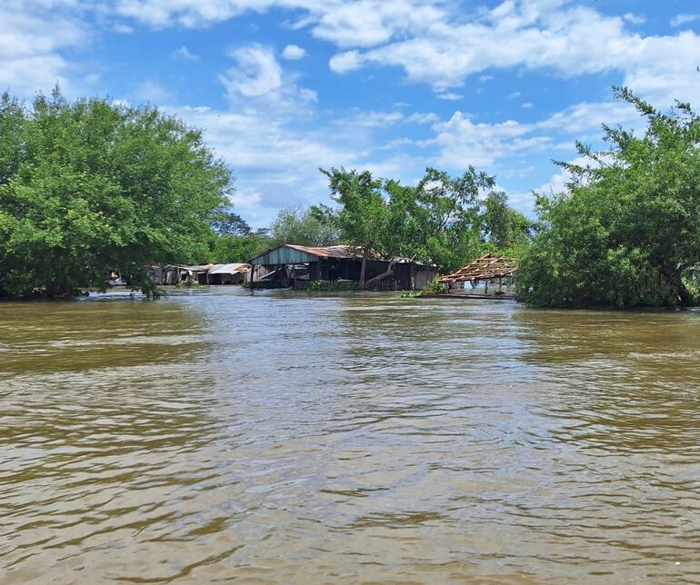 Casas de familias ribereñas sumergidas en San Cosme y Damián.