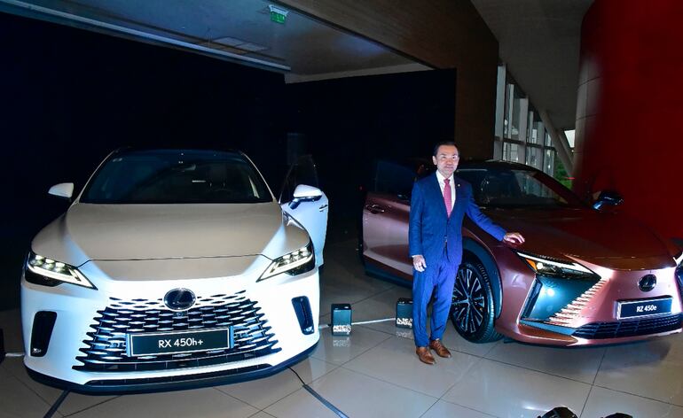 Marcelo Toyotoshi junto a dos nuevos vehículos eléctricos de la marca Lexus.