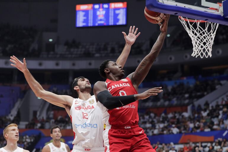 El canadiense RJ Barrett supera al español Santiago Aldama. Canadá avanzó a cuartos. (EFE)