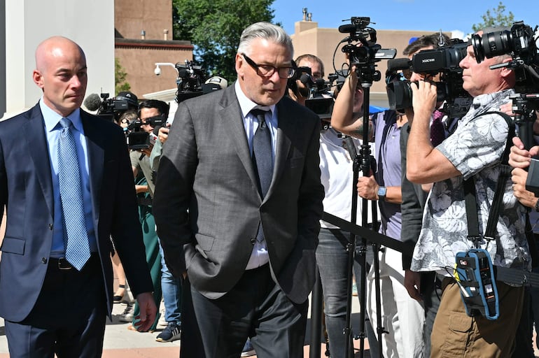 El actor Alec Baldwin saliendo de la sede del Poder Judicial de Santa Fe, Nuevo México.