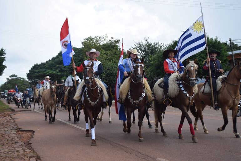 Jinetes del Uruguay en su paso por Carapeguá.