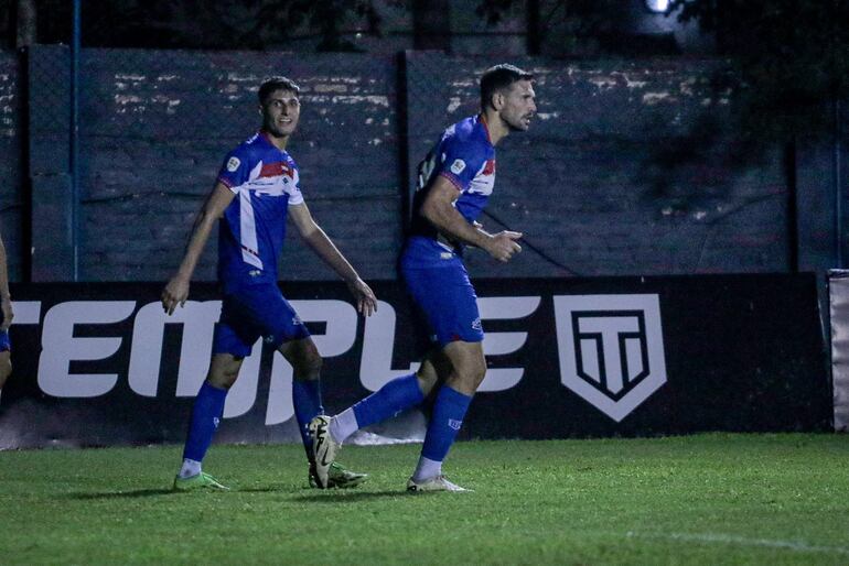 El festejo del goleador Sergio Daniel "Loco" Dietze, en compañía de Carlos Gavilán. (Foto: APF)